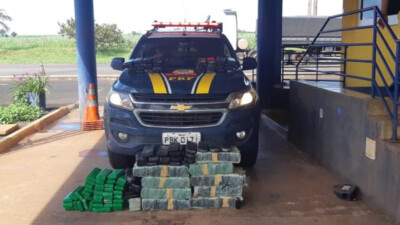 A Polícia Rodoviária Federal (PRF) apreendeu 160 quilos de maconha na manhã desta quarta-feira (21), na BR-153, próximo ao município de Itumbiara. Droga estava estava escondida na cabine de um caminhão, que estava atrapalhando o trânsito.
