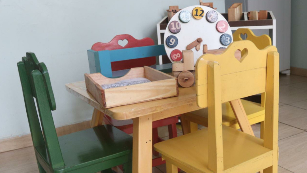 A Diretoria-Geral de Administração Penitenciária (DGAP) realizou, na tarde desta terça-feira (3), o repasse de cinco kits de brinquedos educativos e mobílias para a Creche Cantinho Feliz, em Goiânia. O local, administrado pela Secretaria de Estado da Saúde (SES), cuida de crianças filhas de servidores da SES-GO. Diariamente são realizados 53 atendimentos.