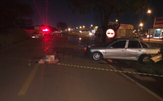 Uma ultrapassagem mal sucedida causou um acidente entre trs carros e a morte de um dos motoristas, na noite deste sbado (21). O caso aconteceu na GO-462, prximo a entrada do Residencial Orlando de Morais, em Goinia. A vtima fatal estava do lado de fora do seu carro, parada na rodovia, quando foi atropelada. Os dois motoristas sobreviventes apresentam verses diferentes sobre os fatos.