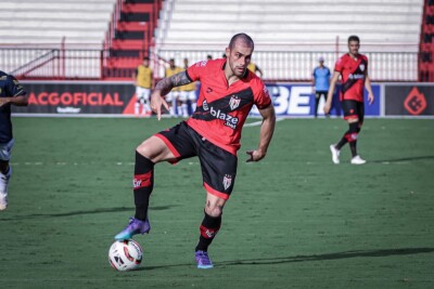 Felipe Vizeu em jogo pelo Atlético Goianiense