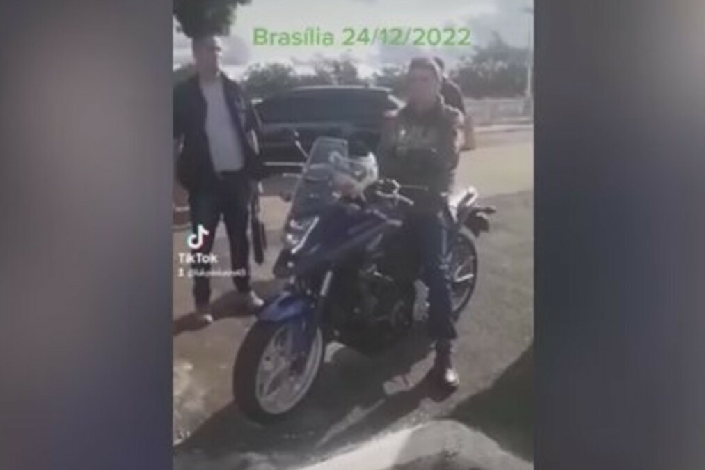 0d7b80f3-bolsonaro-moto