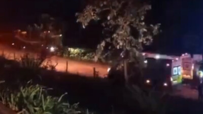 Um ônibus saiu da pista e deixou 16 pessoas feridas na madrugada desta terça-feira (16). O acidente aconteceu por volta das 01h30, no quilômetro 211 da BR-153, em Uruaçu, no Norte de Goiás. As causas do acidente ainda não foram esclarecidas.