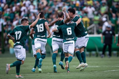 Jogadores do Goiás comemoram gol de Felipe Ferreira
