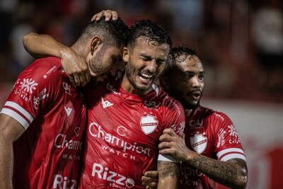 Guilherme Parede (centro) é abraçado por companheiros em gol do Vila Nova
