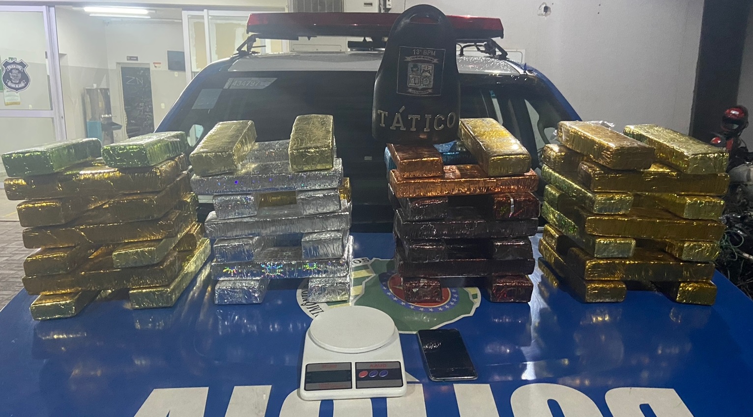 Droga, avaliada em R$ 200 mil, estava debaixo da cama do suspeito PM apreende 60 kg de maconha no Parque Tremendão