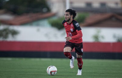 Moraes em treino no Atlético Goianiense