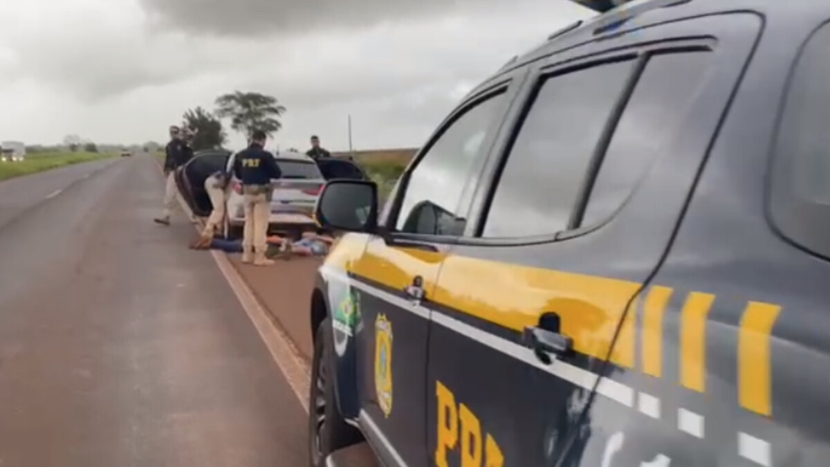 A Polícia Rodoviária Federal (PRF) prendeu um casal e apreendeu três adolescentes de 14, 15 e 17 anos, suspeitos de assaltarem uma motorista de aplicativo. O crime aconteceu por volta das 5h30 da madrugada desta segunda-feira (30), em Jataí, região sudoeste de Goiás.
