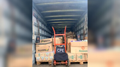 A Polícia Militar (PM) recuperou 13 mil caixas de sucos, nesta quarta-feira (4), que foram roubadas em São Paulo e estavam sendo revendidas por uma rede de supermercados em Goiás. Segundo os militares, as mercadorias foram localizadas em unidades da rede em Aparecida de Goiânia e na capital.
