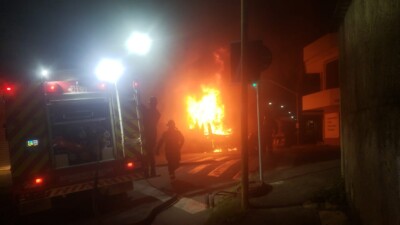 Ônibus e carreta pegam fogo após colisão, em Anápolis