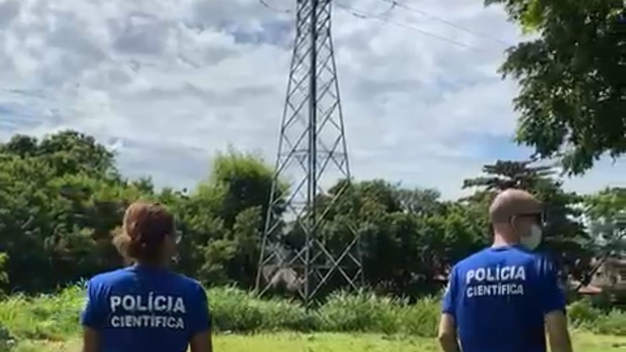 Volume de água do Córrego Cascavel deixou corpo de motociclista preso a 5 metros de altura em torre de energia, aponta bombeiro (Foto: Reprodução Vídeo - Jucimar de Sousa)