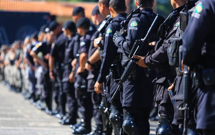 Policiais militares com armamento pesado (Foto: divulgação/Mais Goiás)