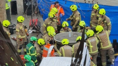 Bombeiros resgataram o corpo após duas horas e com ajuda de guincho Homem morre esmagado por banheiro público em Londres
