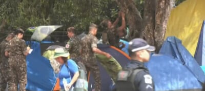 Barracas do acampamento golpista no DF já estão sendo retiradas do local. (Foto: GloboNews)