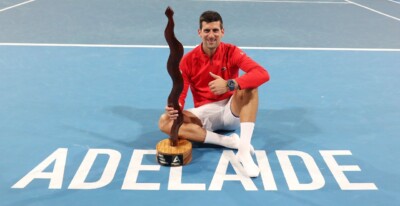 Djokovic com o troféu conquistado em Adelaide