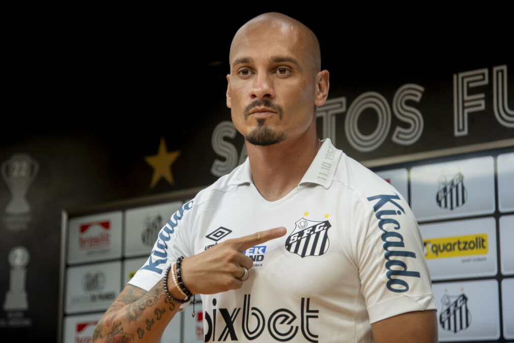 santos_apresenta_o_zagueiro_maicon-890158