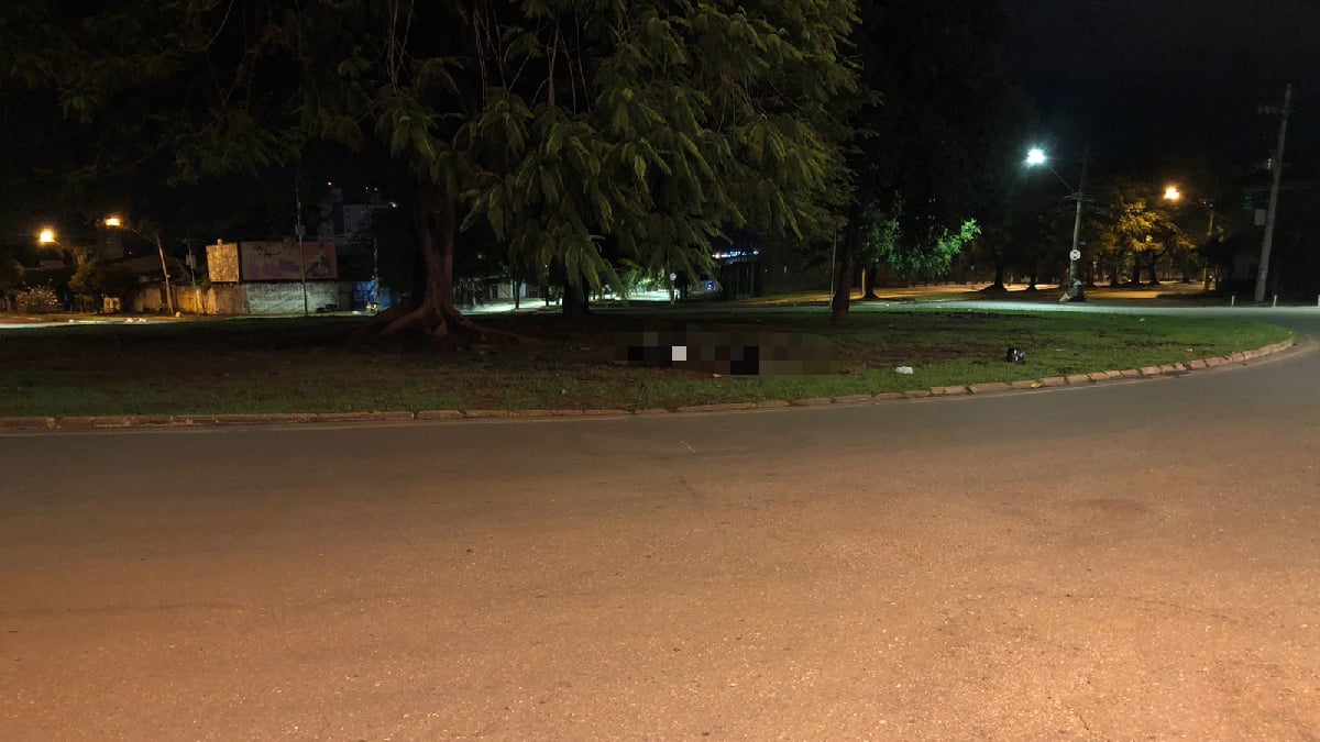 Homem tentava fazer um retorno, no setor Universitário, quando caiu sobre a Praça Tenente Veríssimo de Souza e Silva (Foto: Divulgação – PC)