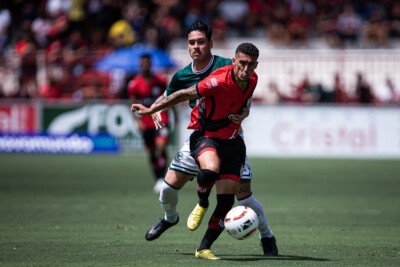 Halter e Gabriel Baralhas disputam a bola no clássico entre Atlético-GO e Goiás
