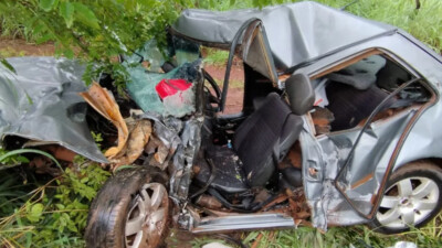 O motorista de um carro, de 21 anos, e seu filho, um bebê de 7 meses, morreram após o veículo ser atingido por um caminhão de uma empresa terceirizada da Agência Goiana de Infraestrutura e Transportes (Goinfra). O acidente aconteceu na BR-153, na tarde desta sexta-feira (6), em Santa Tereza de Goiás, no norte goiano. A mãe do bebê, de 22 anos, ficou gravemente ferida, já o motorista do caminhão e seu passageiro não se machucaram.
