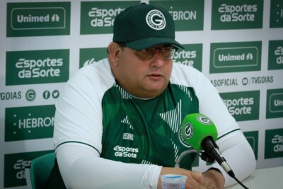Treinador Guto Ferreira, do Goiás