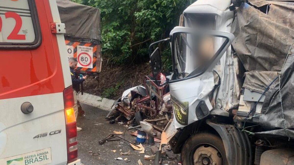 Condutor do caminhão perdeu controle da direção e colidiu com a traseira do carro que, em seguida, bateu na traseira da carreta (Foto: Divulgação - Bombeiros)