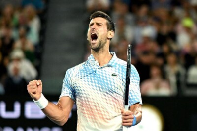 Tenista Djokovic comemorando ponto