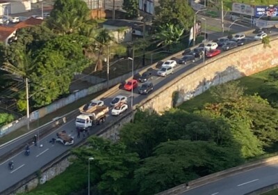 Carro capotou acidente que envolveu caminhão e moto na Marginal Botafogo (Foto: leitora Mais Goiás)