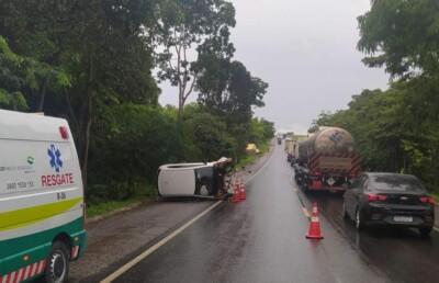 Via ficou parcialmente interditada por cerca de uma hora Carro bate de frente com caminhão na BR-153, em São Luiz do Norte