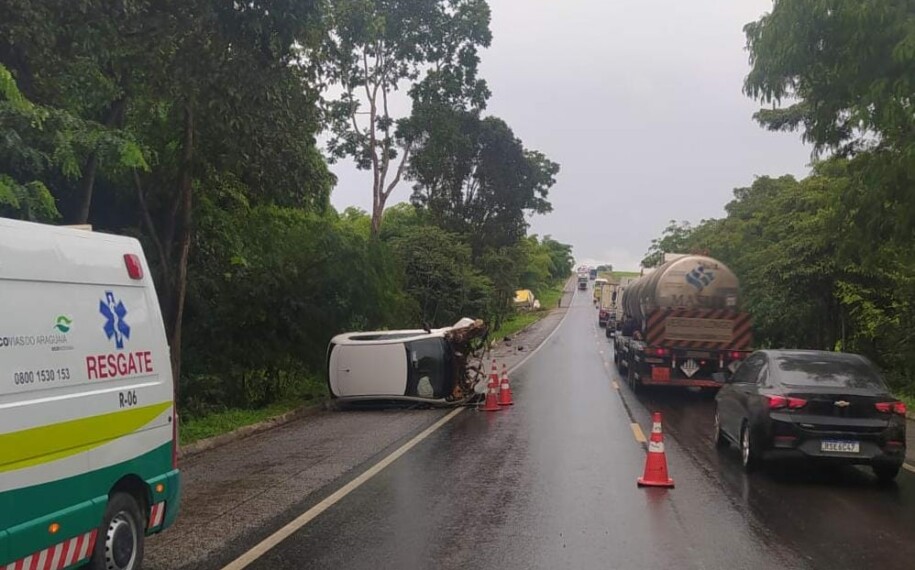 Via ficou parcialmente interditada por cerca de uma hora Carro bate de frente com caminhão na BR-153, em São Luiz do Norte