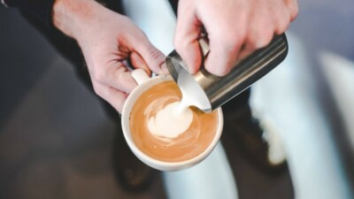 Estudo foi publicado em revista científica Por que é melhor para a saúde tomar café com leite do que puro?