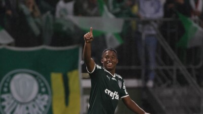 Endrick comemora gol pelo Palmeiras