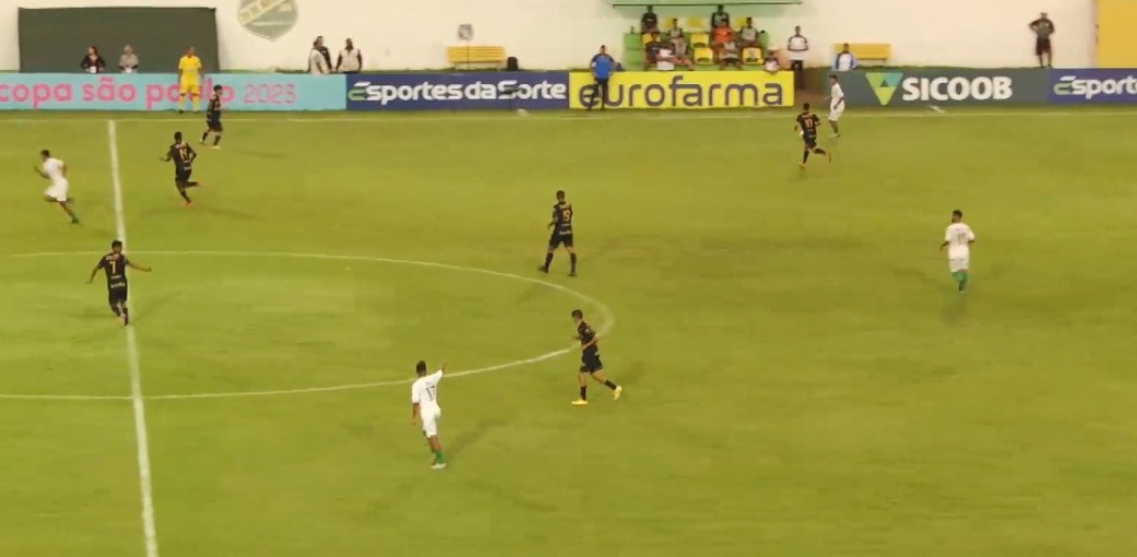 Jogadores do Floresta e Aparecidense em campo