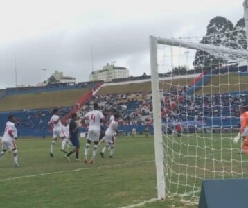 Jogadores do Vila Nova e Mauaense