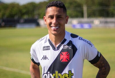 Bruno Tubarão com a camisa do Vasco