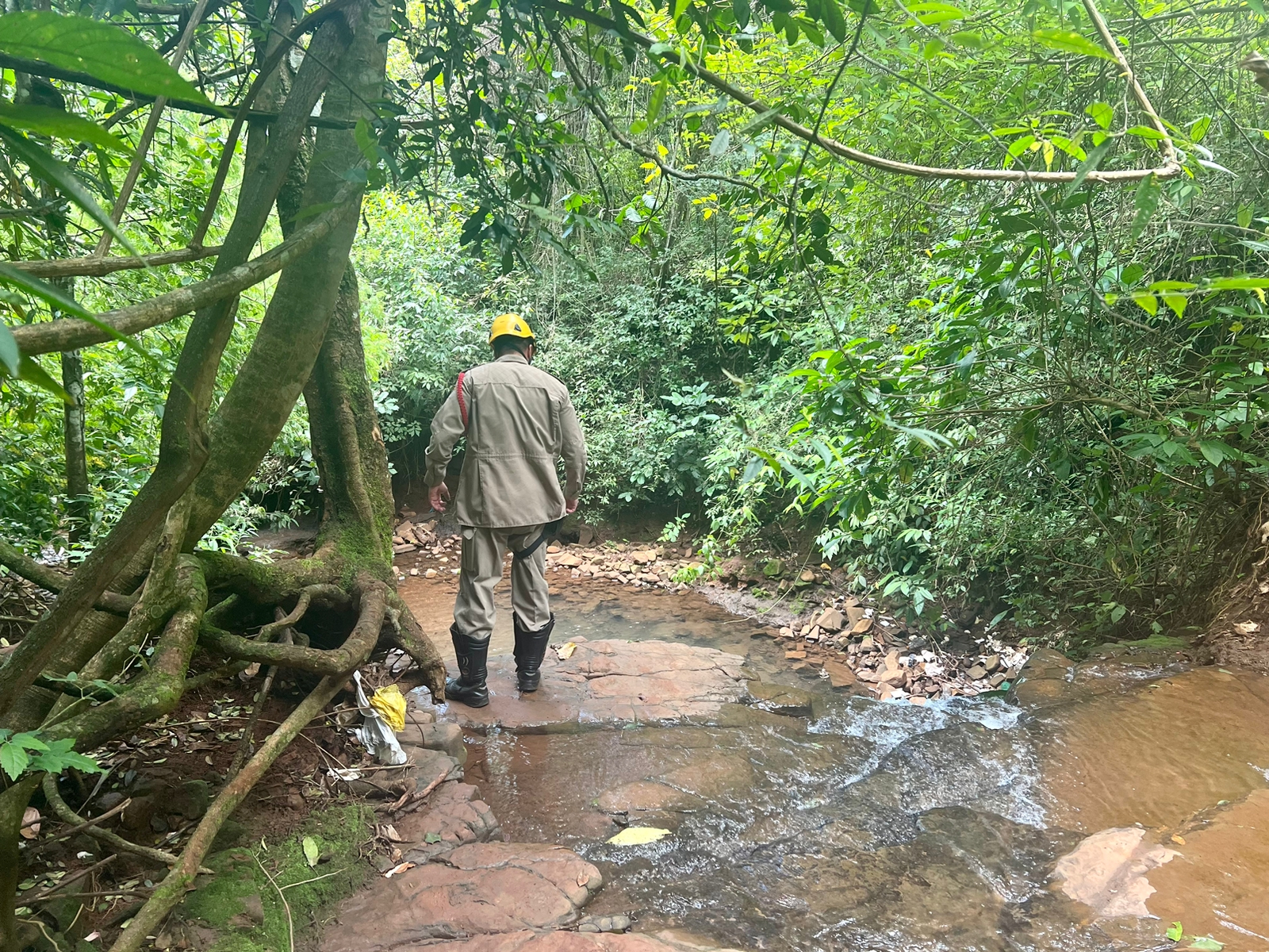 Adolescentes encontram crânio humano em cachoeira de Jataí (Foto: Corpo de Bombeiros / Divulgação)