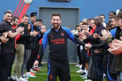 Messi é recebido pelos companheiros do PSG após título da Copa