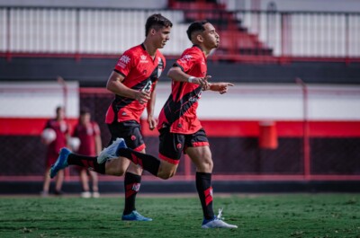 Marcos Daniel e Samuel comemorando um gol marcado
