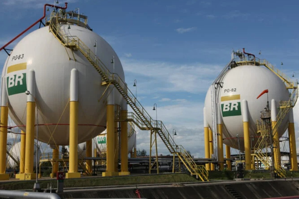 Ações da Petrobras sobem 2,5% com a nova política de preços