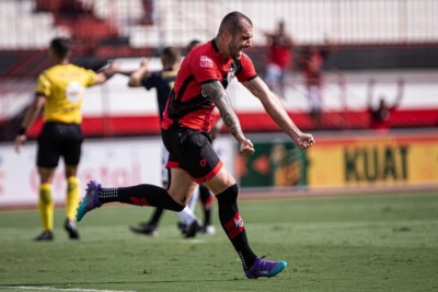 Felipe Viseu comemora gol pelo Atlético Goianiense