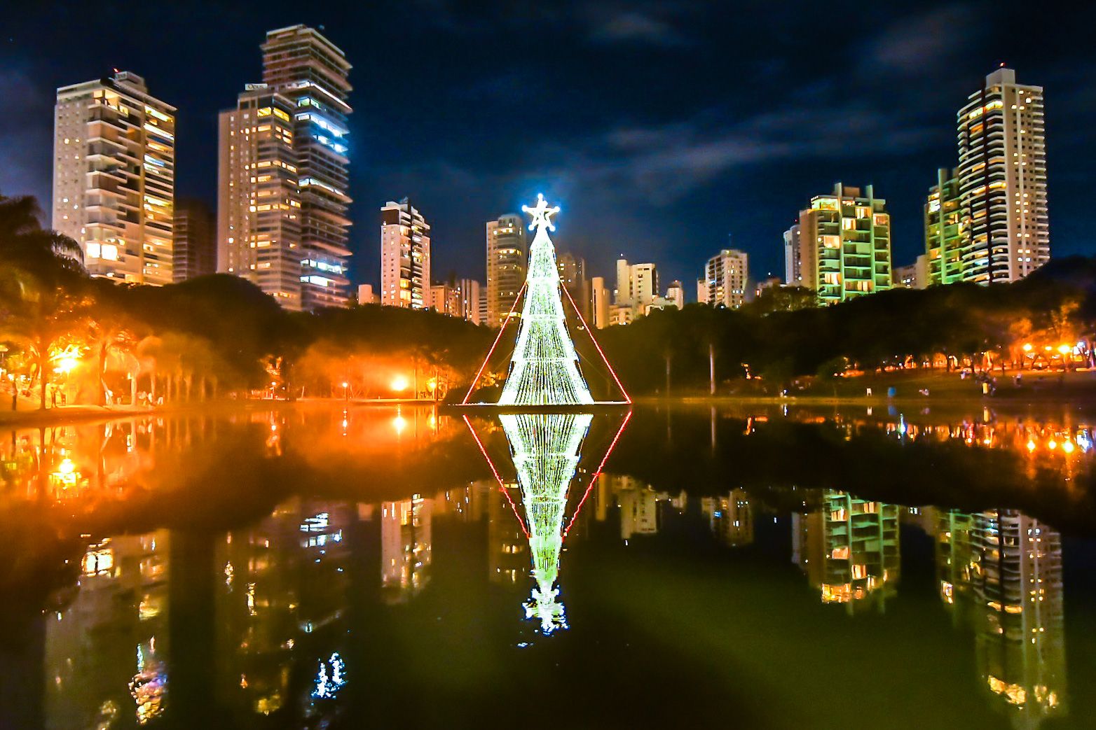 Parque Vaca Brava é um dos destinos para conferir decorações de Natal em Goiânia