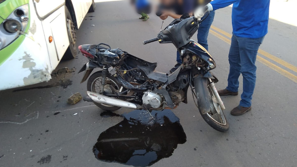 A motociclista não respeitou a sinalização e invadiu o cruzamento no momento em que o ônibus passava por ali