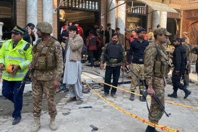 Atentado ocorreu em complexo que abriga sede da polícia Homem-bomba mata 32 pessoas e fere 147 no Paquistão