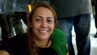 A Polícia Federal prendeu Ana Priscila Azevedo, filmada participando e incitando os atos terroristas, em Brasília.