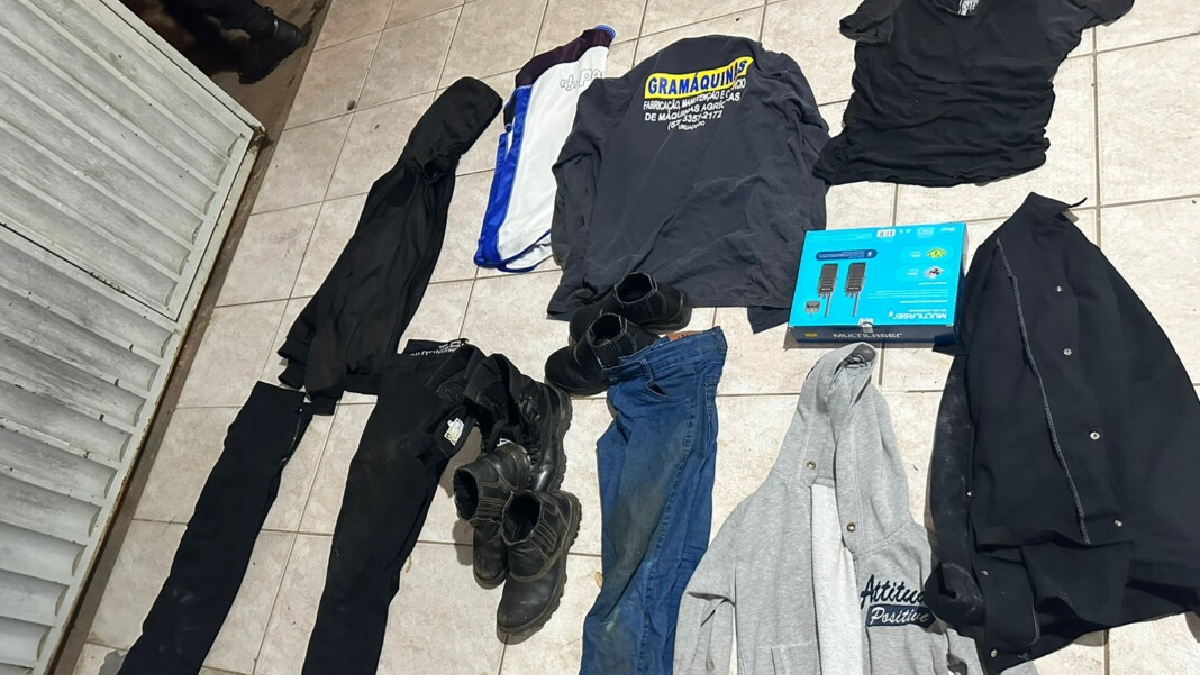 Apurou-se que o grupo que armou um esquema criminoso e ingressou na loja pelo telhado do prédio, após destruí-lo