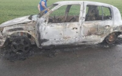 PM encontrou corpos carbonizados dentro de um carro, às margens da rodovia (Foto: Polícia Civil/Divulgação)