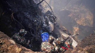 Até agora, 64 corpos já foram encontrados após a queda de um avião no Nepal. (Foto: Getty Images)