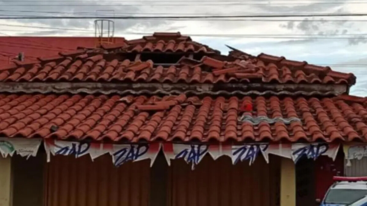 Câmeras de seguranças mostram que o jovem ficou preso na grade de sustentação do forro do telhado (Foto: Divulgação - PM)
