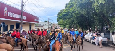 A atração principal da festa é a cavalgada que percorre cerca de 15 quilômetros pela principal avenida da cidade. (Foto: Divulgação/AMOG)