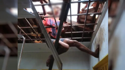 Suspeito fica preso no telhado ao tentar furtar lachonete de São Simão (Foto: Divulgação - PM)