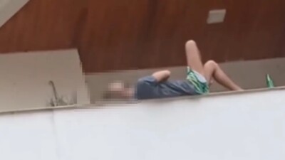 Homem é flagrado deitado no parapeito da sacada de prédio em Goiânia