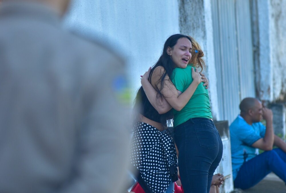 Namorada abraçando irmã de Warley (Foto: Jucimar de Sousa/Mais Goiás)